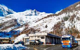 Cerca di attraversare a piedi il traforo del Monte Bianco, fermato dalla polizia